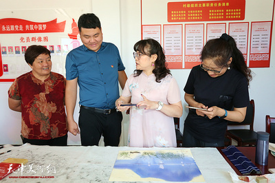 書畫名家走進(jìn)鄉(xiāng)村 文化浸潤美麗鄉(xiāng)村——天津市文化藝術(shù)商會(huì)赴薊州區(qū)南齊莊村開展文化下鄉(xiāng)活動(dòng)